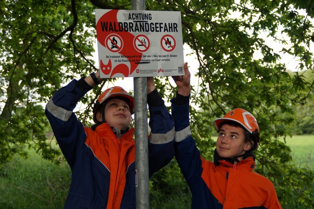 FW Wathlingen: Jugendfeuerwehr Adelheidsdorf-Großmoor sorgt mit Waldbrandhinweisschildern für Aufklärung
