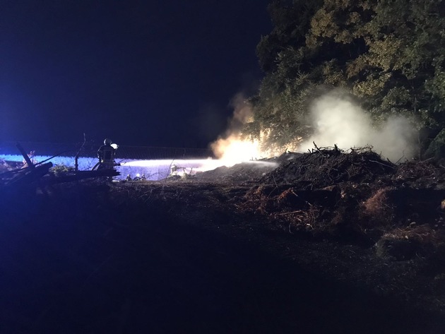 FW-KLE: Meterhohe Flammen: Brand auf dem Gärtnereigelände der Rheinischen Kliniken