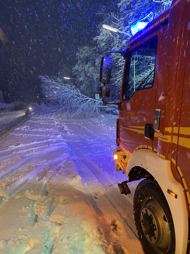 FW-Velbert: Schneebruch sorgt für Einsätze im gesamten Stadtgebiet