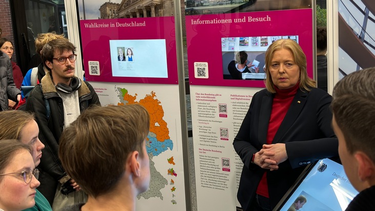 Bundestagspräsidentin besucht Ausstellung auf Duisburger Campus