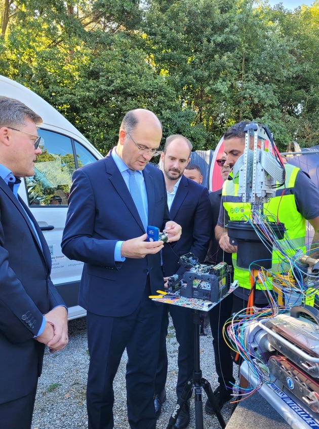 Glasfaser-Offensive für den Freistaat Bayern OXG und Vodafone starten Glasfaserausbau in Nürnberg