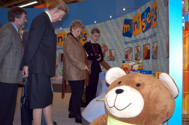 Internationale Spielwarenmesse 2003 / Ravensburger legt zu mit Kinderspielen und Puzzles