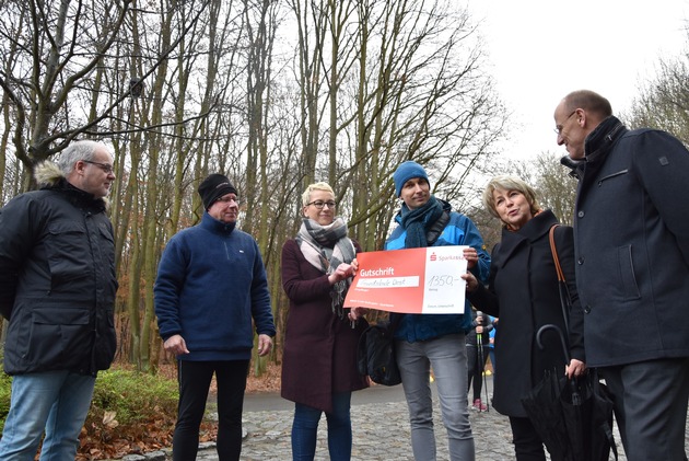 POL-NB: 1.350 Euro erlaufen: Spende für Theater-Projekt an Grundschule West in Neubrandenburg