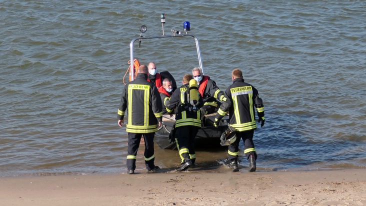 Feuerwehr Kalkar: Brand auf einem Frachtschiff auf dem Rhein bei Kalkar-Grieth