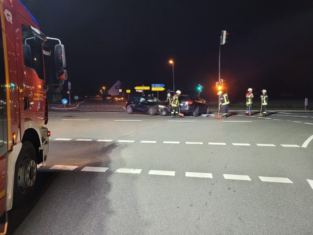 FFW Schiffdorf: Verkehrsunfall in Schiffdorf: Fahrzeuge kollidieren frontal - zwei Personen im Krankenhaus