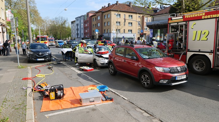 FW-DO: Verkehrsunfall mit zwei verletzten Personen