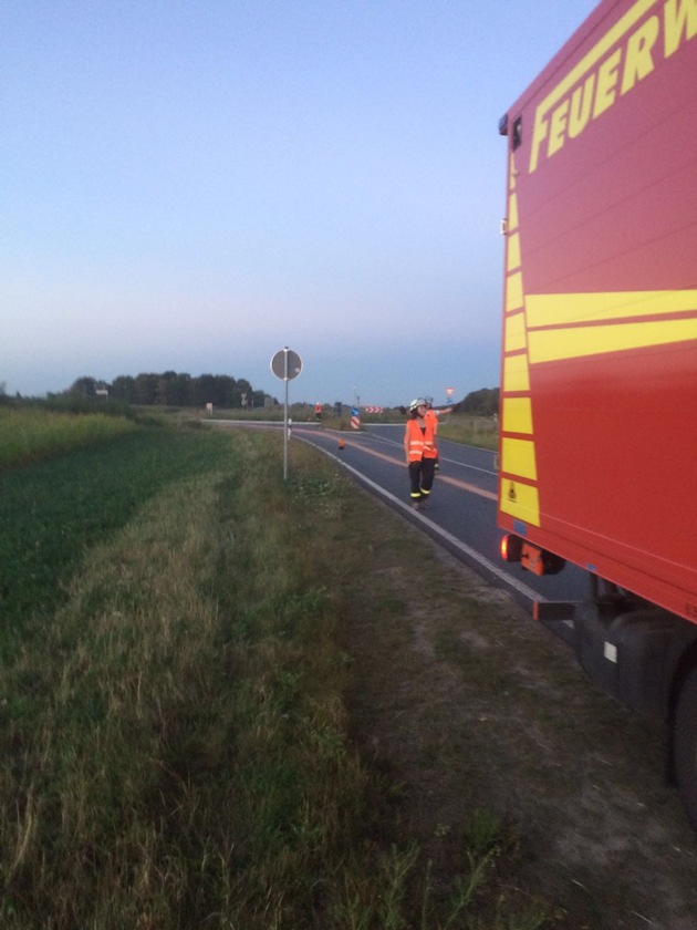 FW-WRN: Lange Ölspur beschäftigt Feuerwehr