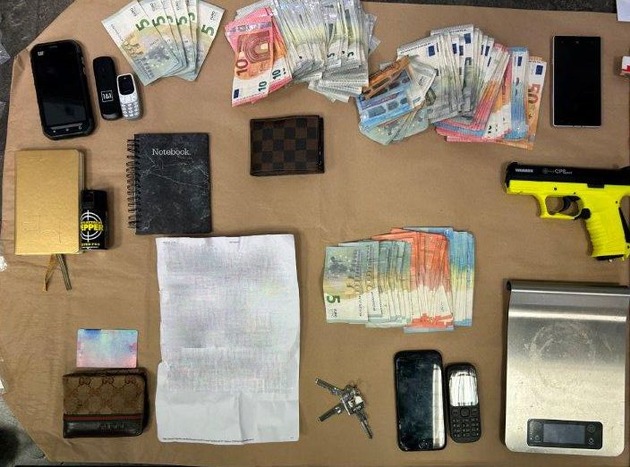 POL-BO: Schlag gegen Drogendealer: Polizei Bochum stellt Betäubungsmittel und Waffen sicher - drei Personen in U-Haft