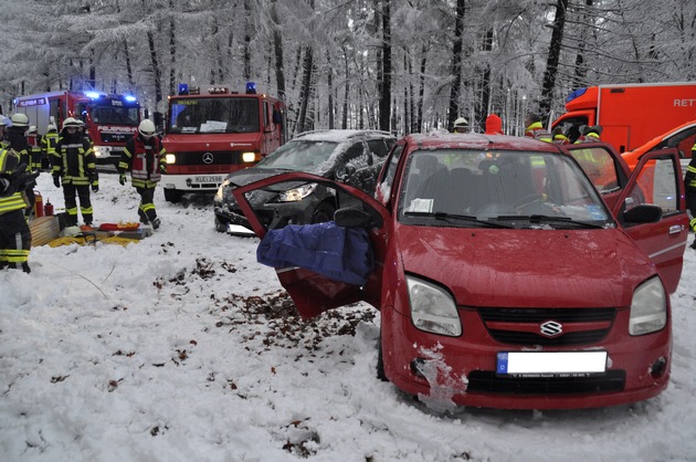 FW-KLE: Verkehrsunfall: 7 Verletzte, darunter 2 Säuglinge