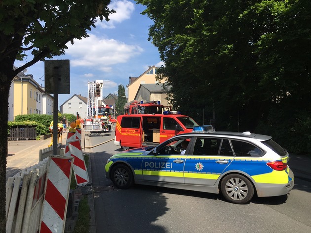 FW-HAAN: Feuer in leerstehender Halle an der Feldstraße