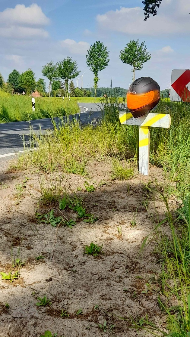 POL-NI: Hoya/Vilsen/LK Nienburg - Weißes Holzkreuz mit Motorradhelm soll Kraftradfahrende sensibilisieren