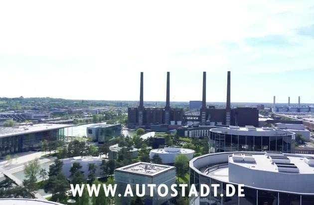 Happy Birthday Autostadt! Freier Eintritt zum 20-jährigen Jubiläum am 1. Juni 2020 / Interview mit Gunnar Kilian und Roland Clement / Video: Drohnenflug durch die Autostadt
