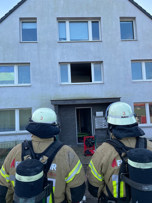 FF Bad Salzuflen: 14 Menschen bei Wohnungsbrand in Breden betroffen / Feuerwehr Bad Salzuflen ist mit 50 Einsatzkräften in der Heldmannstraße im Einsatz