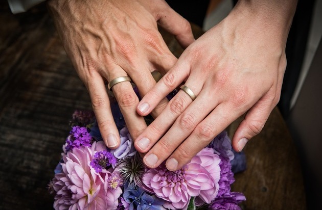 HUK-COBURG: Mit Versicherungscheck nach Heirat Geld sparen / Doppelversicherung vermeiden