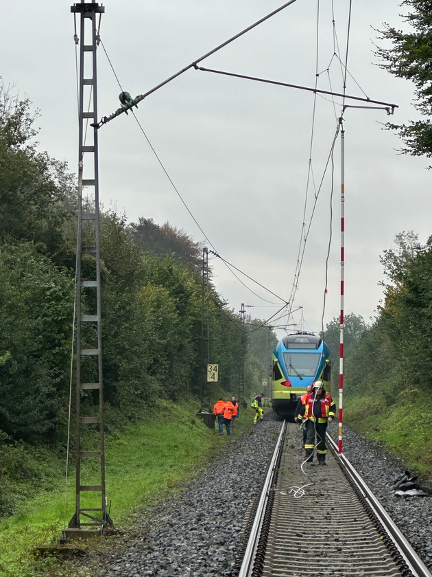 FW Horn-Bad Meinberg: Zug nach Oberleitungsschaden auf offener Strecke liegengeblieben - Feuerwehr unterstützt bei Evakuierung