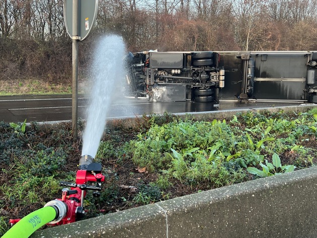 FW-HAAN: Brand eines Gefahrguttransporters auf der A 46 - Warnung für Bereich Mahnert