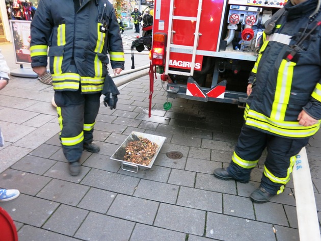 FW-AR: Brennendes Laub sorgt für Feuerwehreinsatz in Neheimer Fußgängerzone