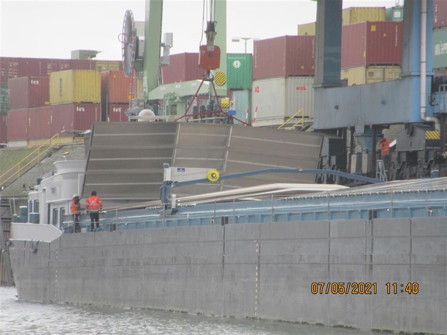 PP-ELT: Unfall im Schiffsbetrieb / Lukendach geht durch Windböe über Bord