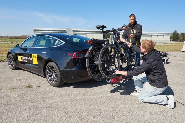 Sicher das Fahrrad transportieren / ADAC testet Fahrradträger für die Anhängerkupplung / Gute Qualität, aber große Unterschiede bei Handhabung und Preis
