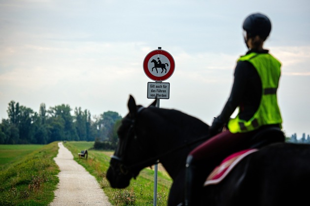 Sicher im Sattel durch den Stra&szlig;enverkehr / ADAC gibt Tipps f&uuml;r einen sicheren Ausritt