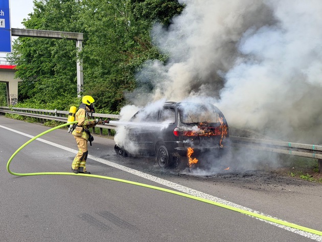 FW Ratingen: PKW-Brand auf der BAB 52