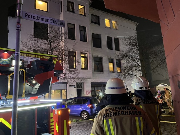 FW Bremerhaven: Brennender Kinderwagen in Treppenraum von Mehrfamilienhaus gelöscht