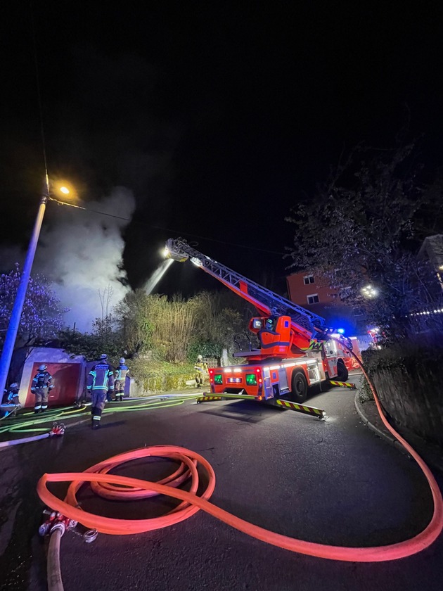 FW Stuttgart: Brand einer Gartenh&uuml;tte