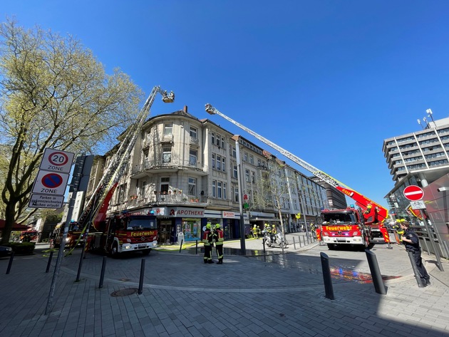 FW-GE: Schwerer Verkehrsunfall auf der A 42 und ein Wohnungsbrand in der Gelsenkirchener Innenstadt - Unruhiger Vormittag für die Einsatzkräfte der Feuerwehr Gelsenkirchen