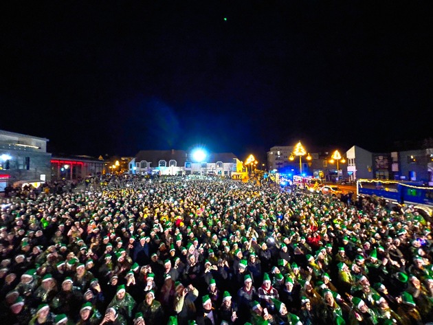 Waltrop holt Weltrekord aus Indien nach Deutschland &ndash;  4.812 Menschen formen riesige Weihnachtsbaum-Abbildung