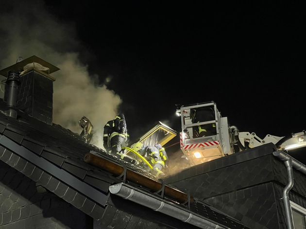 FW Marienheide: Dachstuhlbrand beschäftigt die Feuerwehr Marienheide über gesamte Nacht
