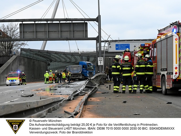 FW-M: Lkw durchbricht Mittelleitplanke (Milbertshofen)