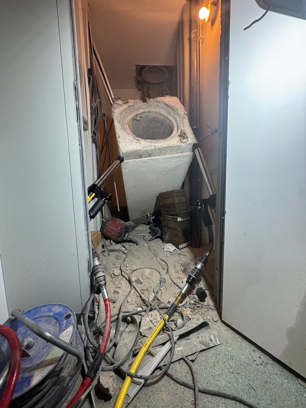 FW Dresden: Schwerer Arbeitsunfall in Wohnhochhaus - Arbeiter von Betonteil eingeklemmt und reanimiert