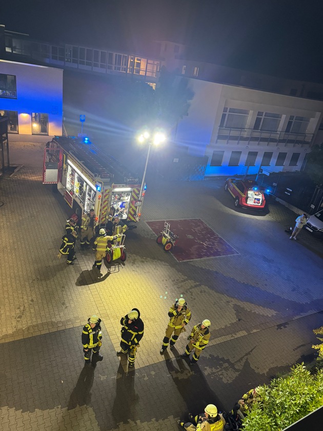 FW-EN: Brand im Patientenzimmer im Wohnheim am Millöcker Weg - Bewohner aus verrauchtem Zimmer gerettet - Vier Betroffene, zwei Verletzte