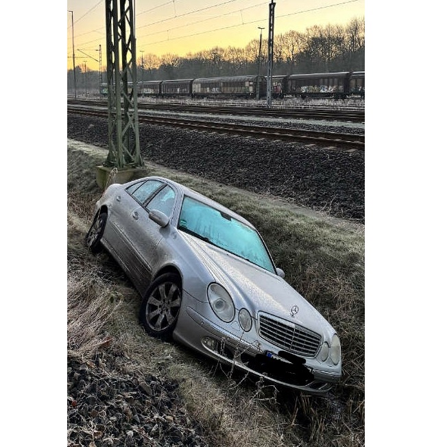 BPOL-KI: Bundespolizei - neugieriger Fahrer rutscht mit PKW in den Bahngraben