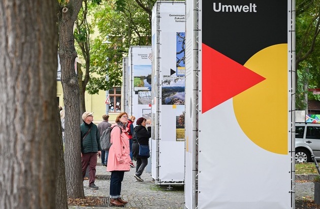 Tag der Deutschen Einheit: Upcyclen statt wegschmeißen: Wie aus Planen Laptoptaschen und Windschutz für die Landwirtschaft werden