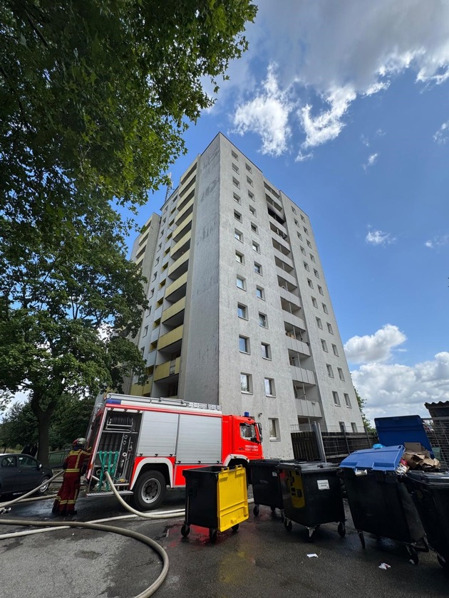 FW Düren: Feuer in Hochhaus