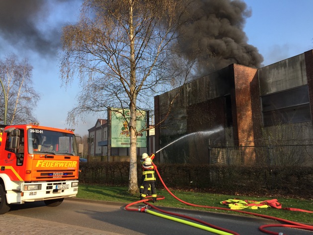 FW-PI: Elmshorn: Brand in leerstehender Gewerbehalle in der Innenstadt führt zu Großeinsatz für die Feuerwehr