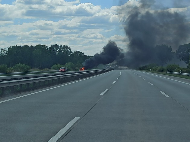 POL-ROW: PKW-Brand auf der A1, Hansalinie kurzzeitig voll gesperrt