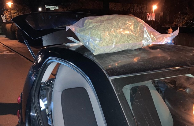 POL-K: 260310-3-K Einsatztrupp (ET) Pr&auml;senz beschlagnahmt rund ein halbes Kilogramm Cannabis bei Fahrzeugkontrolle in K&ouml;ln-Kalk - auch in M&uuml;lheim mutma&szlig;licher Drogendealer durch Zivilkr&auml;fte gefasst