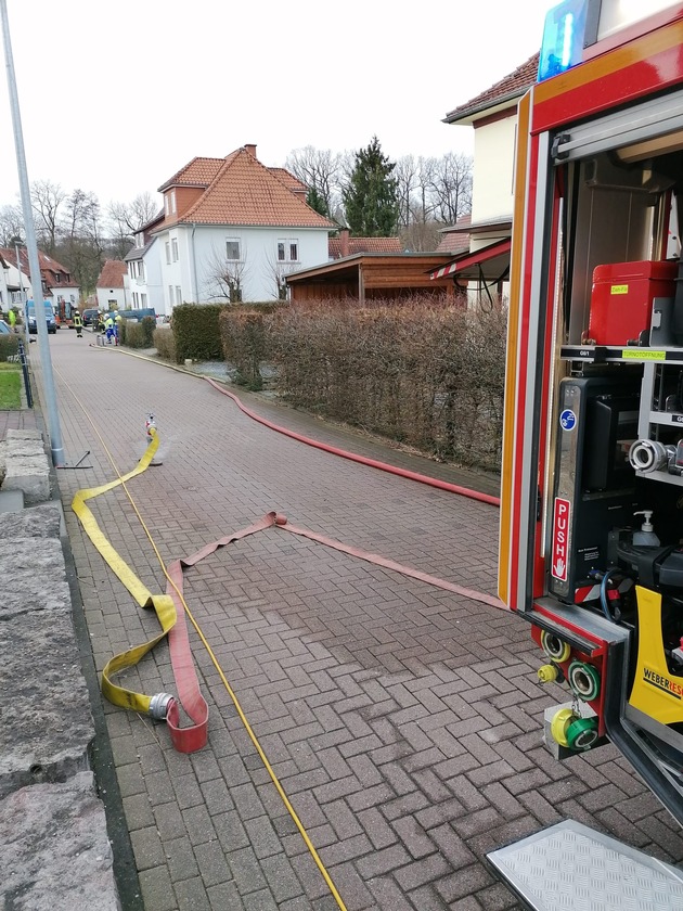 FW Horn-Bad Meinberg: Hauptgasleitung beschädigt - akute Explosionsgefahr für mehrere Häuser - 60 Personen evakuiert