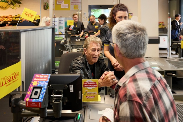 Peter Maffay engagiert sich ehrenamtlich an Netto-Kasse in München