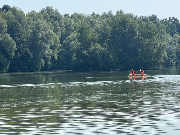 FW-DT: Die Feuerwehr Detmold befreit Schwan von einer Angelschnur auf dem Meschesee
