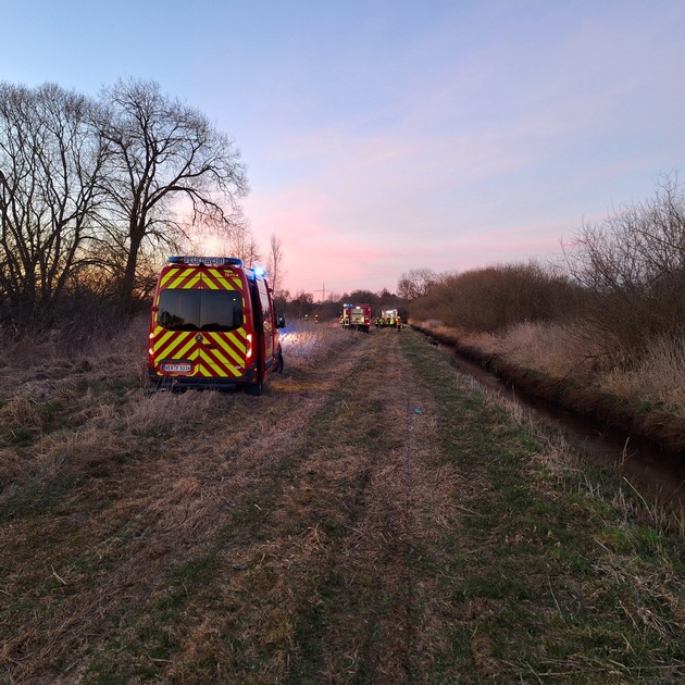 FW-ROW: 3000m² Vegetationsfläche geraten in Brand