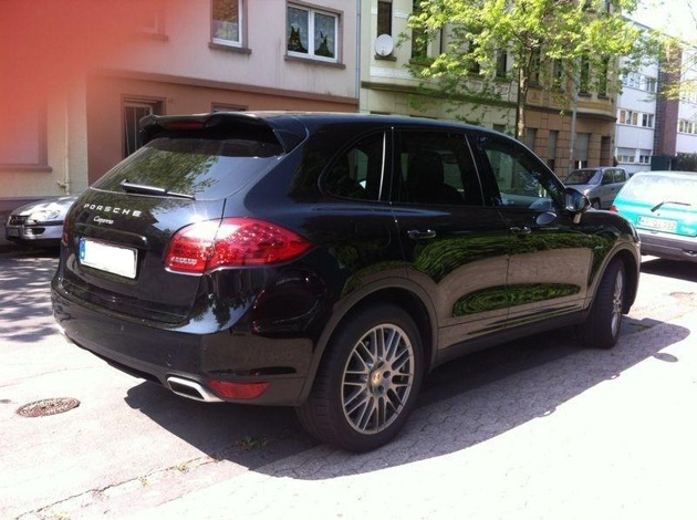 POL-D: Autohändler bietet gestohlenen Luxus-SUV zum Kauf an - Porsche Cayenne sichergestellt - Kripo ermittelt - Fotos anbei