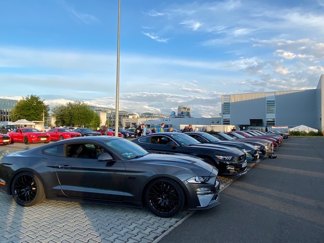 Ford-Enthusiasten stellen deutschen Rekord auf - mit den meisten Ford Mustangs in einem Autokino