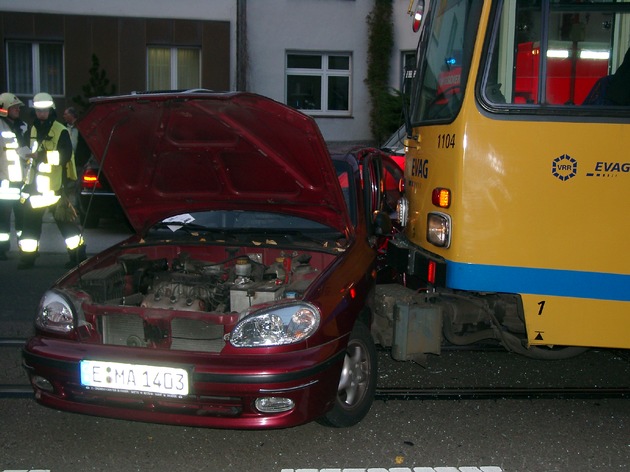 FW-E: Verkehrsunfall, PKW mit Strassenbahn