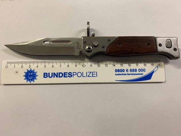 BPOL NRW: Bundespolizei stoppt Jugendliche mit verbotenen Messern im Hauptbahnhof Gelsenkirchen