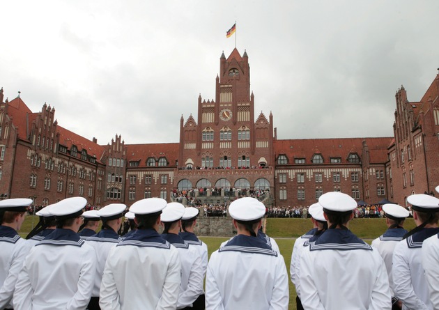 Minister de Maizière hält Festrede für Kadetten (BILD)