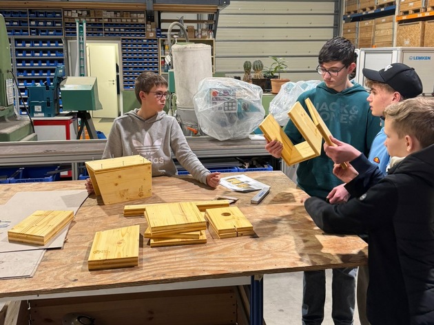 FW Alpen: Jugendfeuerwehr engagiert sich handwerklich f&uuml;r den Artenschutz