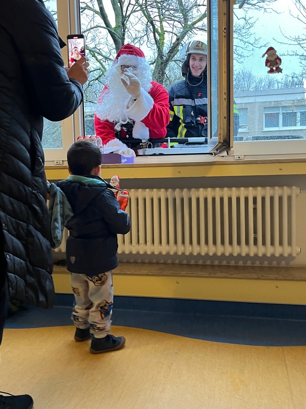 FW Hagen: Aktion zum Nikolaus an der Kinderklinik des Agaplesion AKH in Hagen - Bundesweite Aktion von 60 Feuerwehren -